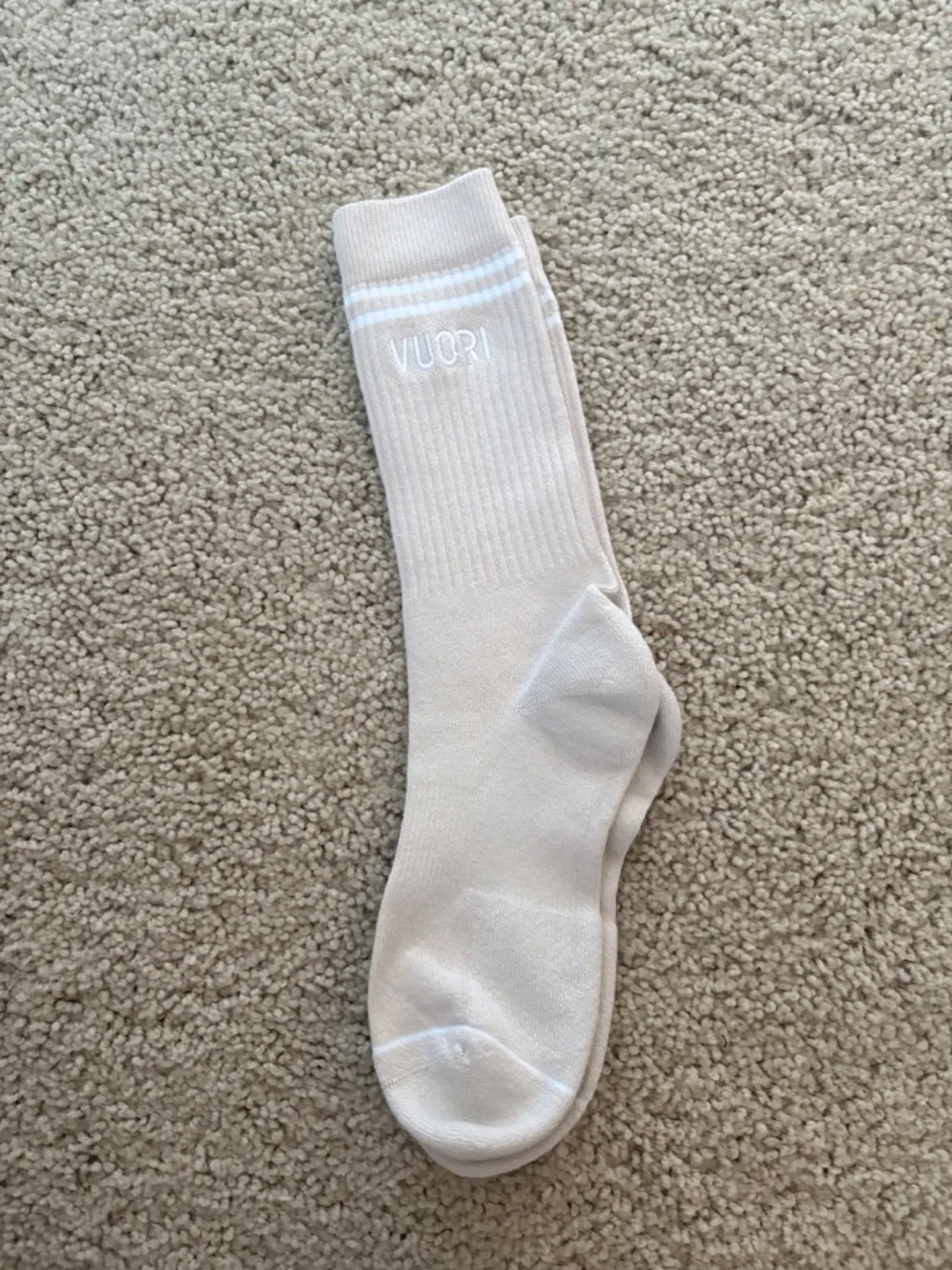 Vuori Crew two pairs Socks Salt Heather/White Size Large NWOT